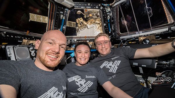 члены экипажа экипаж в спускаемой капсуле