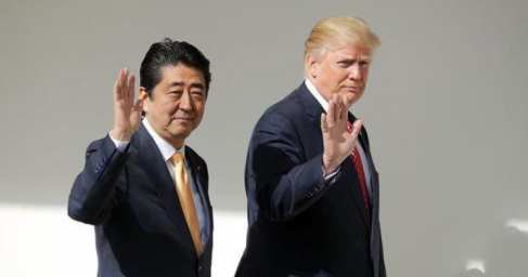 Премьер Японии рухнул в яму во время гольфа с Трампом (ВИДЕО)