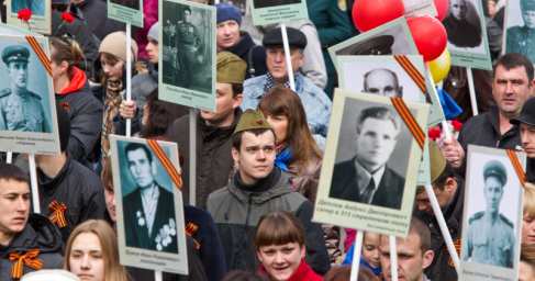 «Фантастическая идея!» — депутат Европарламента от Британии прошла с «Бессмертным полком» по Москве