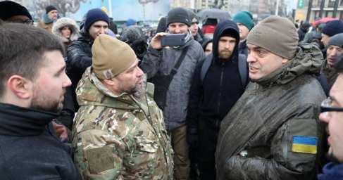 Попили кофе: на Майдане напали на советника Порошенко (ФОТО)