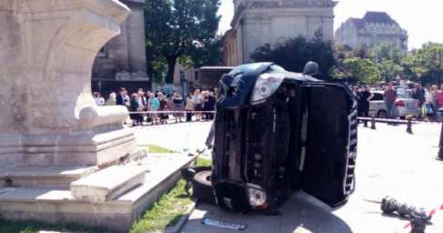 В центре Львова внедорожник въехал в толпу людей, погибла женщина (ФОТО, ВИДЕО)