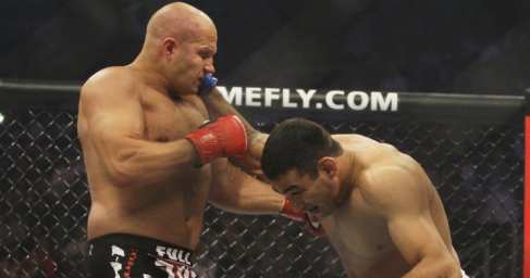 Боец ММА Волков нокаутировал экс-чемпиона UFC, побеждавшего Фёдора Емельяненко (ВИДЕО)