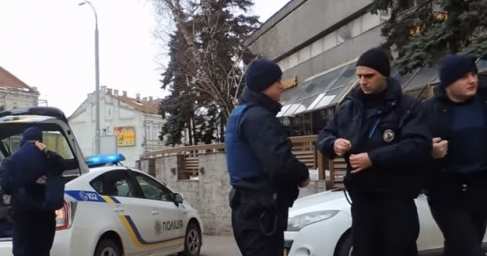 Вооруженные люди захватили киевский отель и прогнали полицию, силовики бездействуют (ВИДЕО)