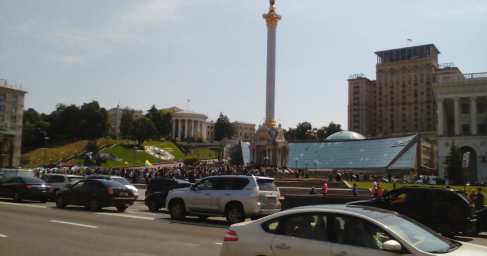 Будни Киева: гробы и куклы Майдане, горы мусора на окраинах (ФОТО)