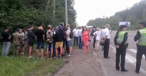 Радикалы не пустили Крестный ход за мир на Донбассе в центр Житомира (+ВИДЕО)