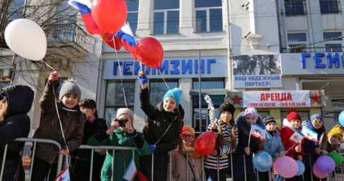 Тысячи крымчан вышли на улицы праздновать вторую годовщину воссоединения полуострова с Россией (ФОТО, ВИДЕО)