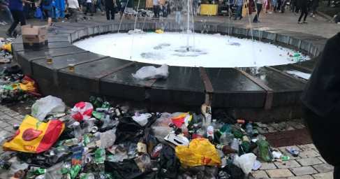 Европейские фанаты гадили в центре Киева, унижая Украину (ВИДЕО)