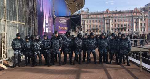 ВАЖНО: Избитый митингующими в Москве полицейский жив и госпитализирован с черепно-мозговой травмой (ВИДЕО)