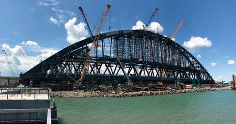 Появились кадры установки железнодорожной арки Крымского моста (ВИДЕО)