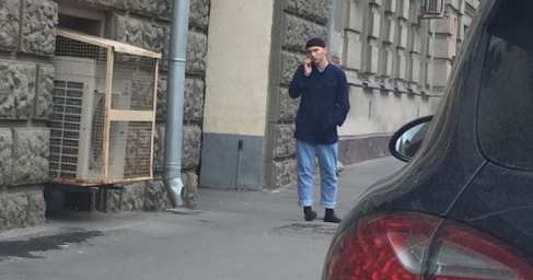 Момент нападения на полицейского у посольства Словакии в Москве попал на камеры (ФОТО, ВИДЕО 18+)