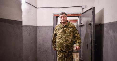 Порошенко и бункер Гитлера: Сеть взорвали фото президента Украины с Донбасса (ФОТО)