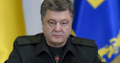 Зрада: Порошенко поздравил «защитников Украины» кадрами с бронетехникой ДНР и России (ВИДЕО)