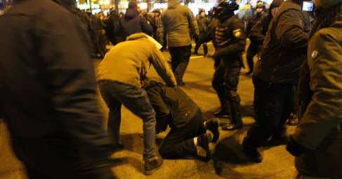 На протестах в Киеве девушка получила тяжелую травму, а одного из «активистов» ударило шиной по лицу