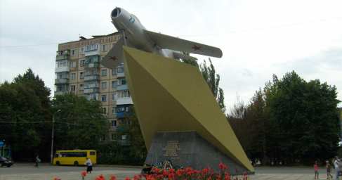 Памятник павшим советским летчикам декоммунизировали в Полтаве (ФОТО, ВИДЕО)
