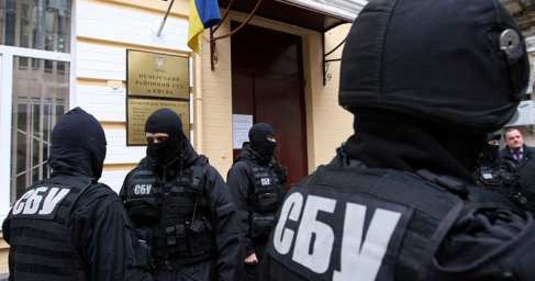 Киев начал зачистку неугодных СМИ к выборам Порошенко, продолжаются обыски, задержания и суды