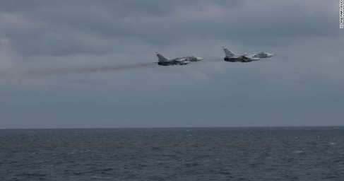 Пугающие «сушки»: Появились кадры пролета Су-24 ВКС РФ над американским эсминцем Porter (ФОТО)