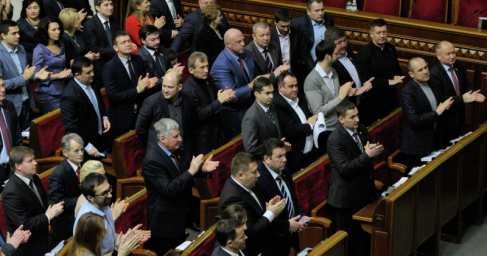Соцстандарты рядовых украинцев повысят на 10%, а зарплаты чиновников — в три раза