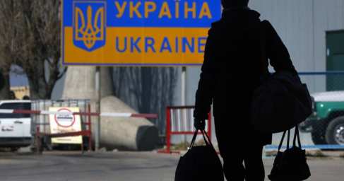 Готовы собирать клубнику на карачках, лишь бы не работать на Украине: горькая правда о жизни в Незалежной