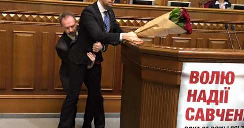 Смена ослов на переправе: Яценюк переложил всю ответственность на Гройсмана