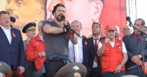 Депутат Госдумы удивил москвичей патриотической песней: «В наших венах кипит небо славян» (ВИДЕО)