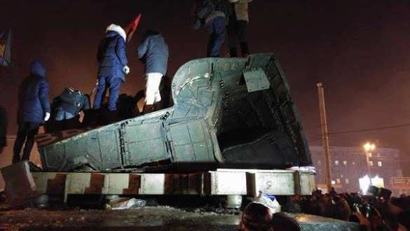 В Днепропетровске радикалы снесли памятник Петровскому (+ФОТО, ВИДЕО) | Русская весна