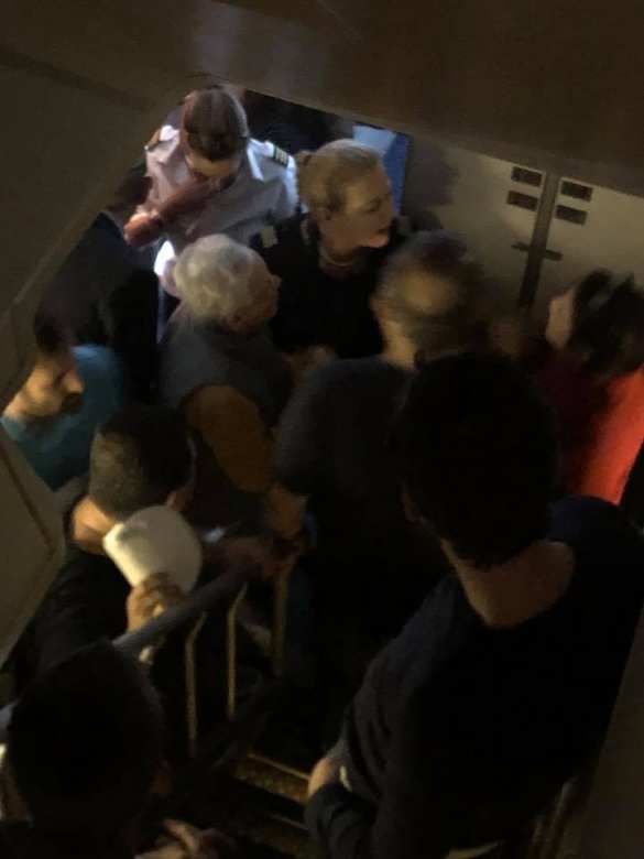 Опаздывающие на шаббат иудеи устроили дебош в самолёте (ФОТО, ВИДЕО) | Русская весна