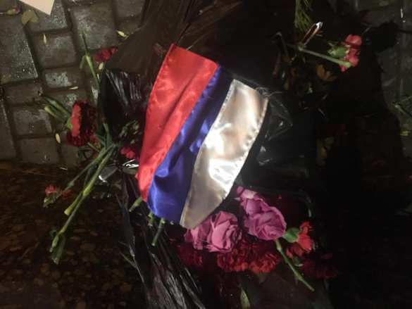 Шокирующая мерзость: «Правый сектор» убрал цветы у консульства России в Одессе и повесил русофобские плакаты (ФОТО) | Русская весна