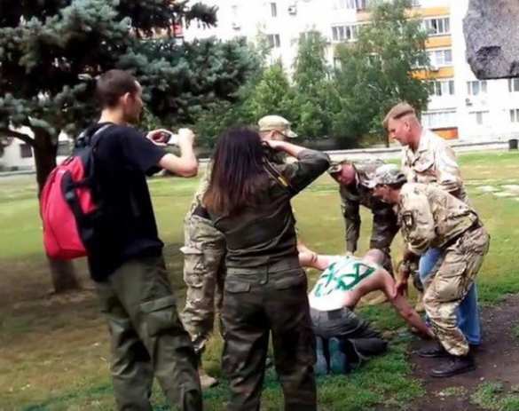 В Лисичанске боевики «Донбасса» нарисовали трезубец на спине местного жителя (ФОТО, ВИДЕО 18+) | Русская весна