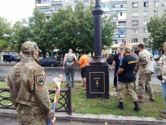 В Лисичанске боевики «Донбасса» нарисовали трезубец на спине местного жителя (ФОТО, ВИДЕО 18+) | Русская весна