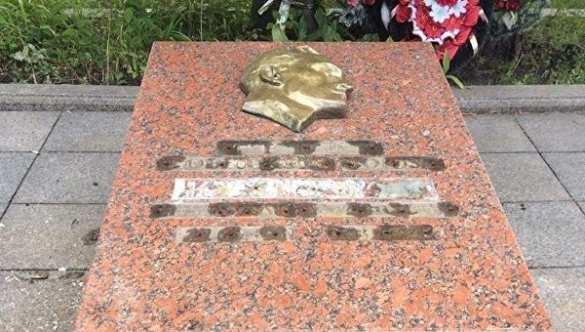 Во Львове осквернили могилу легендарного советского разведчика (ФОТО) | Русская весна