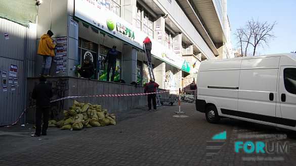 «Ласкаво просимо»: в Киеве разблокировали «Сбербанк» (ФОТО, ВИДЕО) | Русская весна