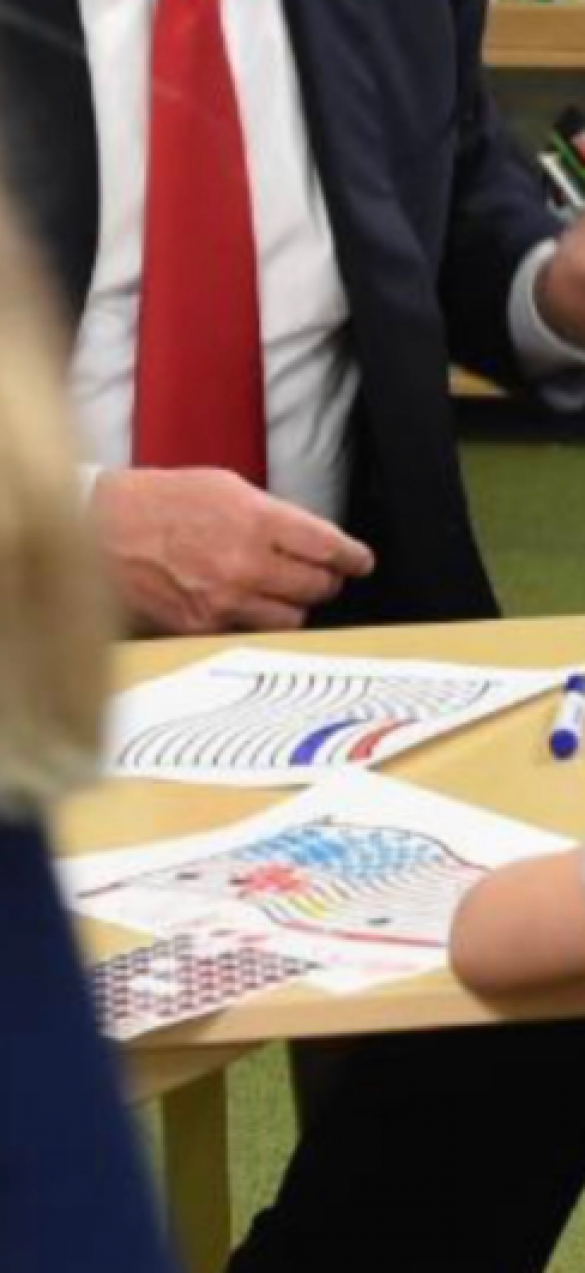 Близок к провалу: Трамп пытался раскрасить американский флаг в синий цвет (ФОТО) | Русская весна