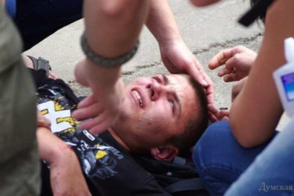 В драке под Российским консульством в Одессе украинские охранники избили боевика картельного батальона «Азова» (видео) В драке под Российским консульством в Одессе украинские охранники избили боевика картельного батальона «Азов» (видео) | Русская весна