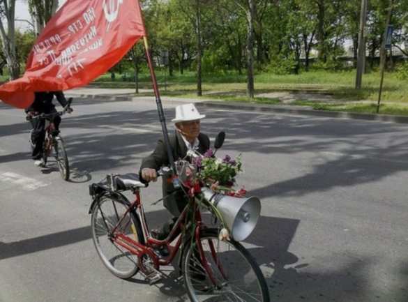 Героизм: в Запорожье ветеран перед строем вооруженной Нацгвардии поднял советское «знамя» и надпись «Россия» (ФОТО, ВИДЕО)  | Русская весна