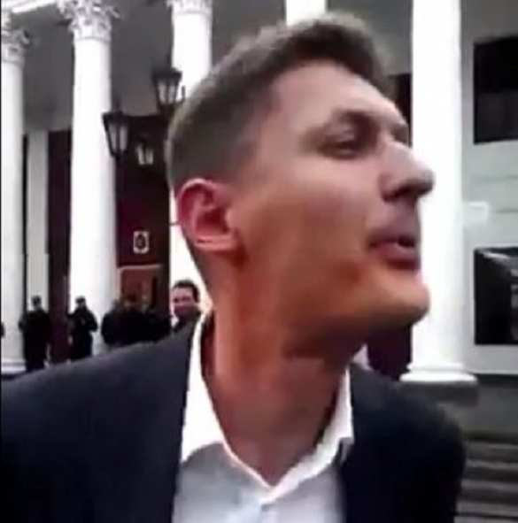 Депутат Горсовета и «евромайдановец» плевали друг в друга у мэрии Одессы (ВИДЕО 18+) | Русская весна