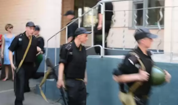 Из МВД в Луганске выведены солдаты ВВ, здание перешло под контроль республики (видео) Из МВД в Луганске выведены солдаты ВВ, здание под контролем республики, министром МВД назначен Ивакин (видео) | Русская весна