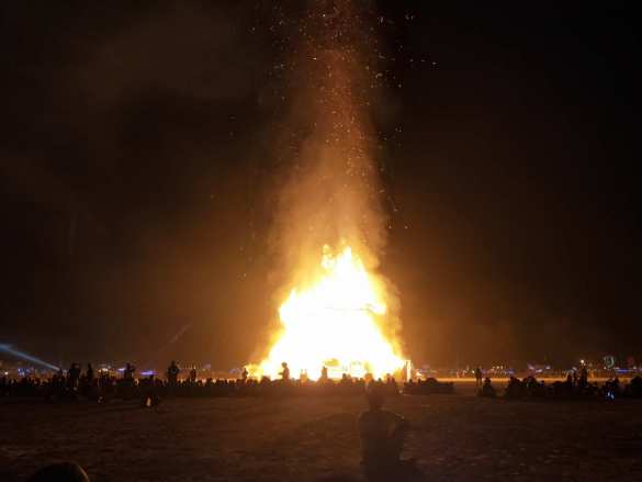 В США мужчина сгорел заживо, прыгнув в гигантский костер на фестивале Burning Man (ФОТО, ВИДЕО) | Русская весна