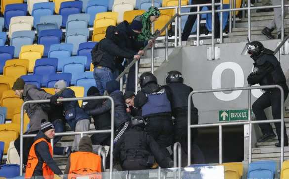 Футбольные фанаты подрались с полицией в Одессе (ВИДЕО) | Русская весна
