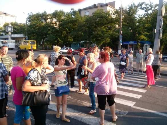 Беспорядки в Николаеве продолжаются: ночью подожгли военкомат, днем снова перекрыли мост в центре города (фото, видео) | Русская весна