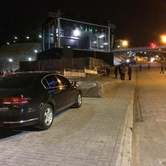 Шоу в стране дураков: аллея «красных фонарей», недосягаемая для яиц сцена и эксклюзивный проезд для ВИПов — впечатления от подготовки к годовщине Майдана (ФОТО) | Русская весна