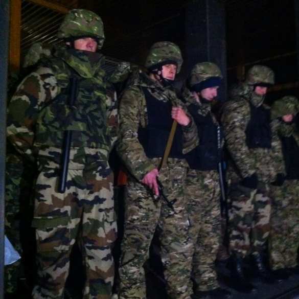 МОЛНИЯ: нефтегазовое противостояние в Киеве входит в острую фазу. Защищать Коломойского прибыли автоматчики и бронемашина батальона «Днепр-1» (ФОТО, ВИДЕО) | Русская весна