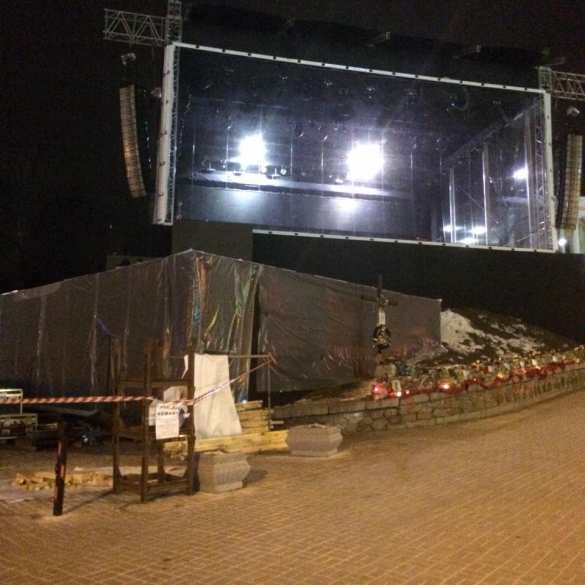 Шоу в стране дураков: аллея «красных фонарей», недосягаемая для яиц сцена и эксклюзивный проезд для ВИПов — впечатления от подготовки к годовщине Майдана (ФОТО) | Русская весна