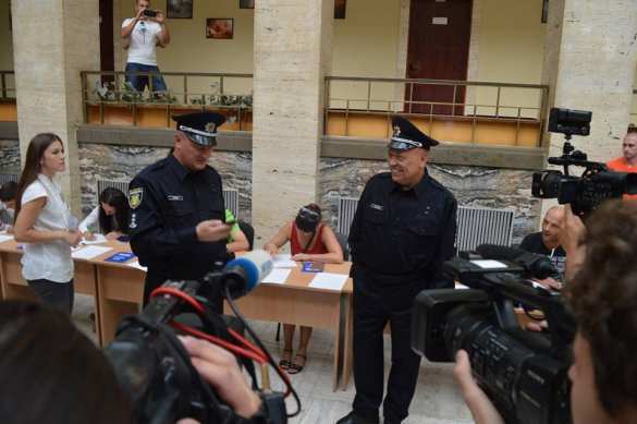 Эпатажный губернатор Закарпатья продефилировал на публике в форме из «Полицейской Академии» (ФОТО + тематический киносюжет) | Русская весна