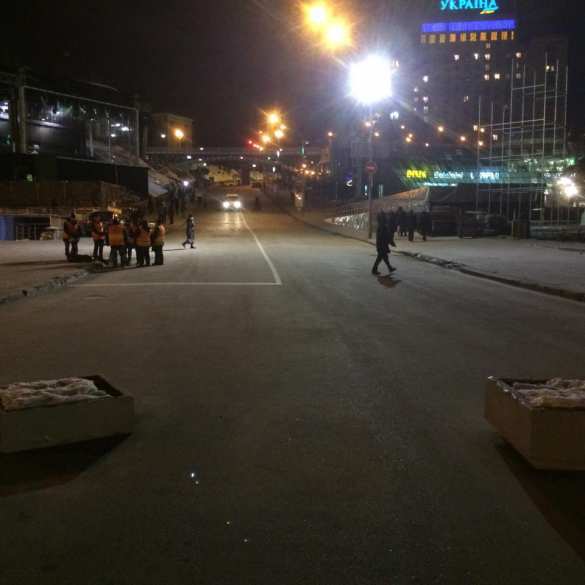 Шоу в стране дураков: аллея «красных фонарей», недосягаемая для яиц сцена и эксклюзивный проезд для ВИПов — впечатления от подготовки к годовщине Майдана (ФОТО) | Русская весна