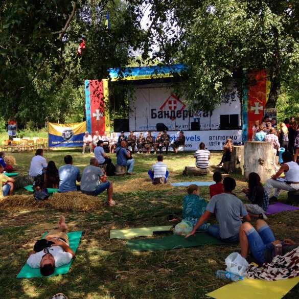 Ритуальные скачки, ряженые попы и нацистские «зиги» — в Луцке проходит «патриотический» фестиваль «Бандерштат» (ФОТО+ВИДЕО) | Русская весна