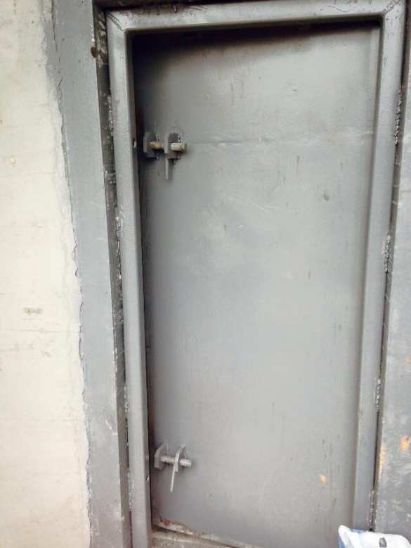 Великая Украинская стена: двери бункера с замками снаружи и рассыпающийся бетон (ФОТО) | Русская весна