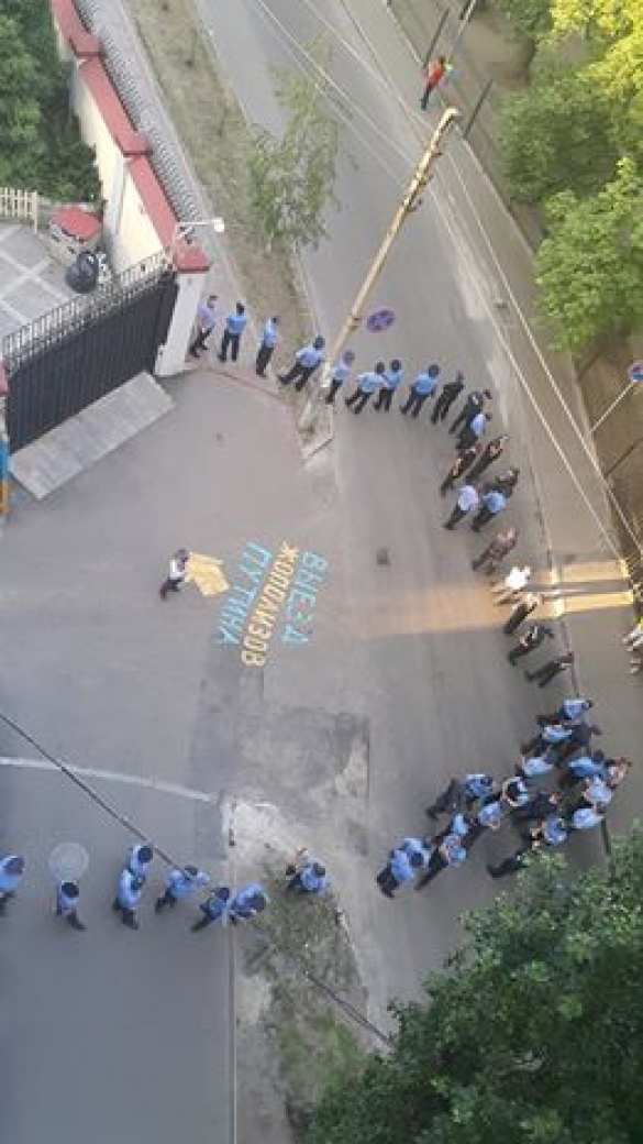 В Харькове силовики охраняют оскорбительную надпись возле российского консульства (ФОТО) | Русская весна