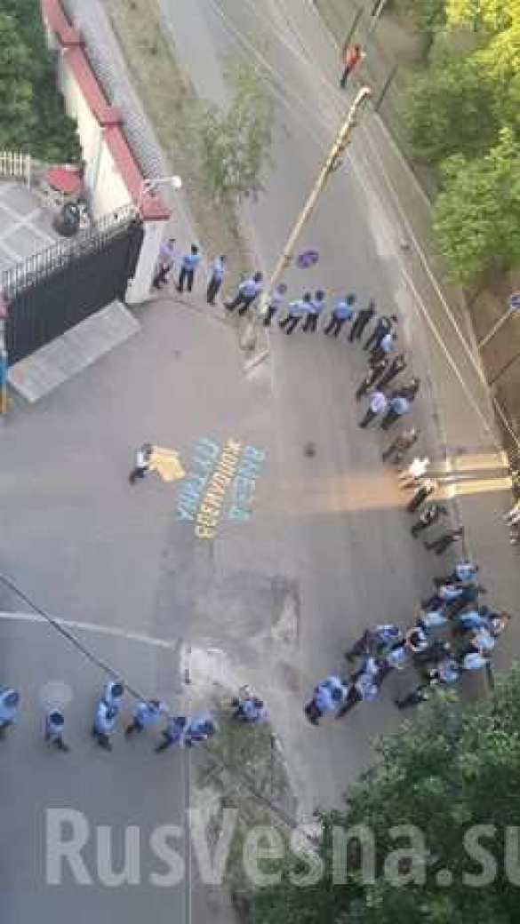 Police defending abusive anti-Russian inscription near Russian consulate in Kharkov | Русская весна