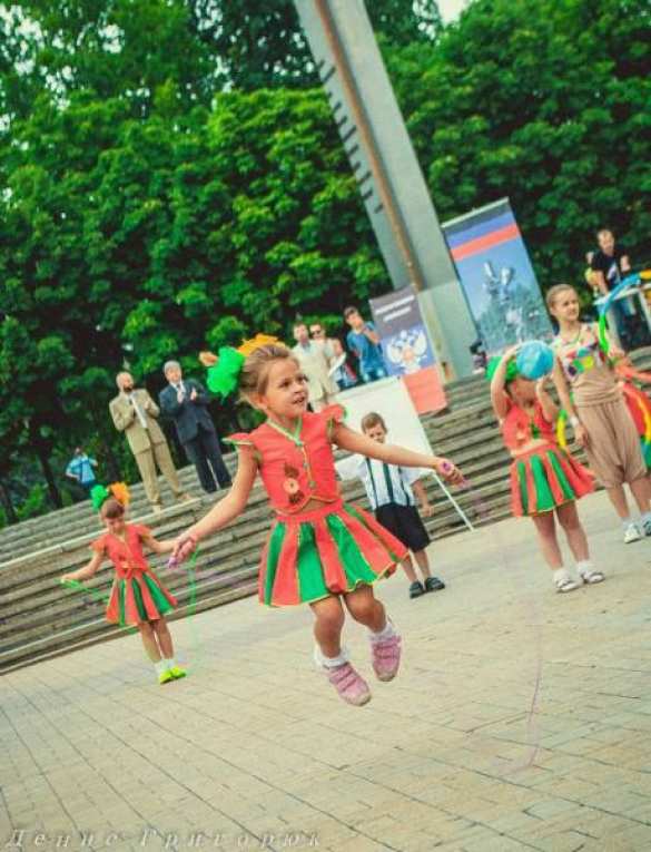 «Донбасс говорит по-русски!» — на центральной площади города состоялся необычный флешмоб (ВИДЕО) | Русская весна