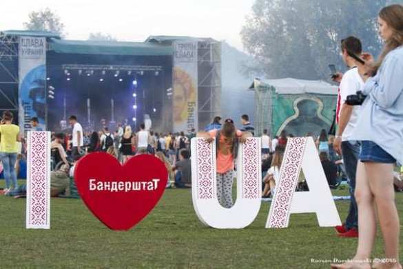 Ритуальные скачки, ряженые попы и нацистские «зиги» — в Луцке проходит «патриотический» фестиваль «Бандерштат» (ФОТО+ВИДЕО) | Русская весна